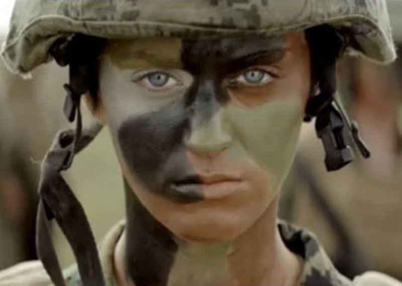 Gnjevna zbog preljuba, Katy otišla u vojsku