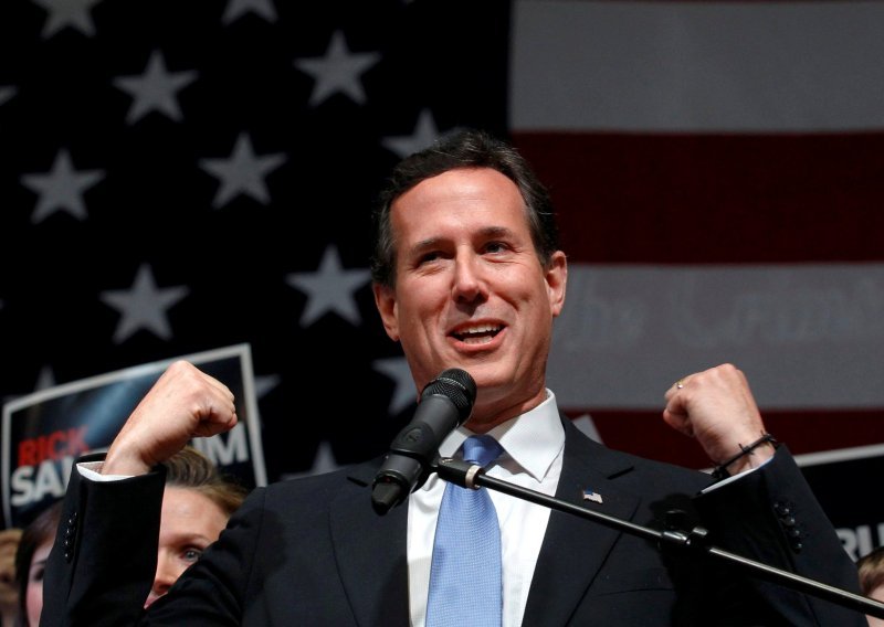 Santorum dahće Romneyju za vratom