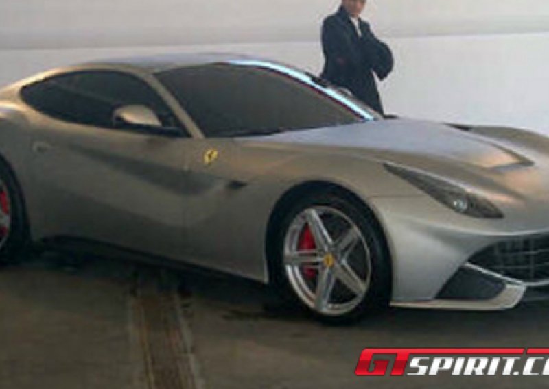 Prva fotografija novog Ferrarija F620 GT