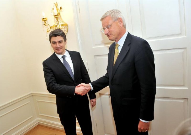 Milanovic, Bildt discuss Croatia's referendum, situation in region