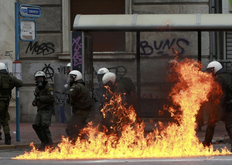 200 ranjenih u Ateni, 48 zapaljenih zgrada!