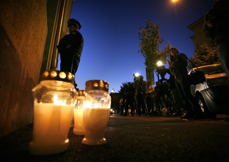 Novinari i policajci pale svijeće za žrtve nasilja