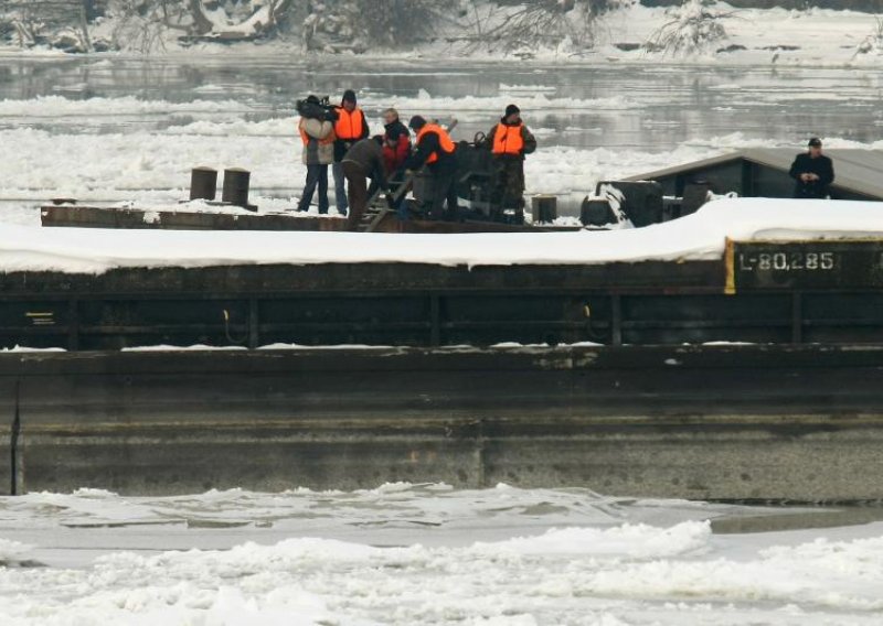 Spašeni mornari s ledom okovanog broda