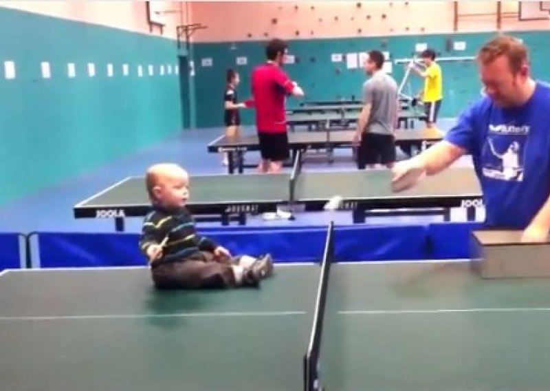 Beba od godinu i pol postala ping-pong senzacija