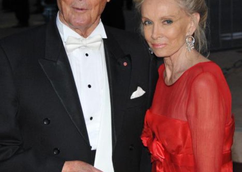 Roger Moore žali što kao Bond nije ljubio više žena