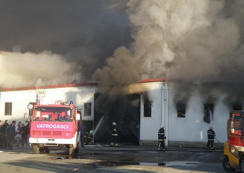 Šest sati gašen požar u skladištu Studenca
