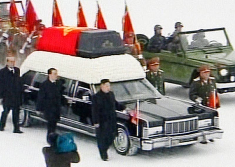 Deseci tisuća ljudi plačem ispratili Jong-ila