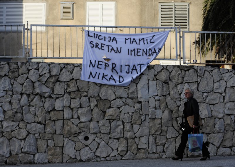 Rat transparentima protiv Mamića i HNS-a