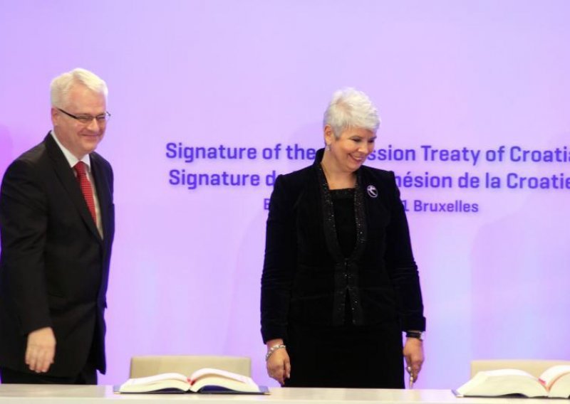 'Josipović i Kosor moraju objasniti što su potpisali'
