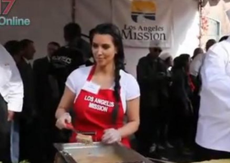 Pogledajte kako Kim Kardashian hrani beskućnike