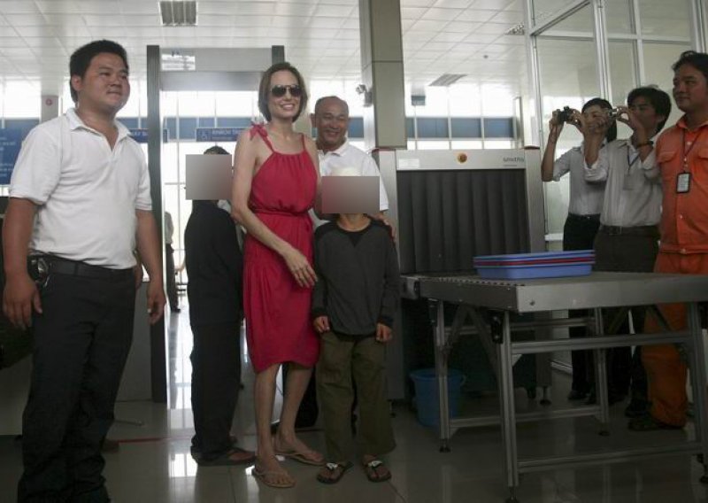 Angelina odvela sina Paxa u rodni Vijetnam