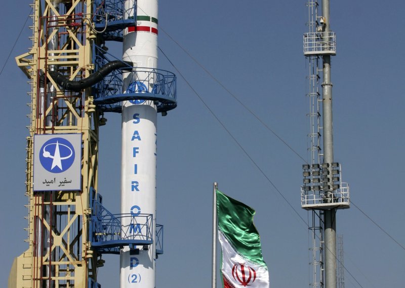 Iran gradi još četiri satelita
