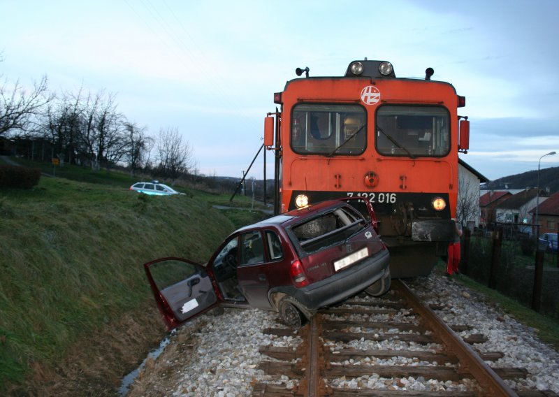 Vozač preživio nalet vlaka!