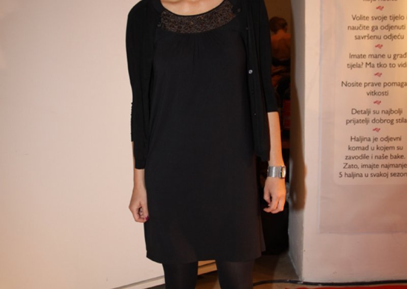Iva Mia Erak pokazala vitku liniju u maloj crnoj haljini