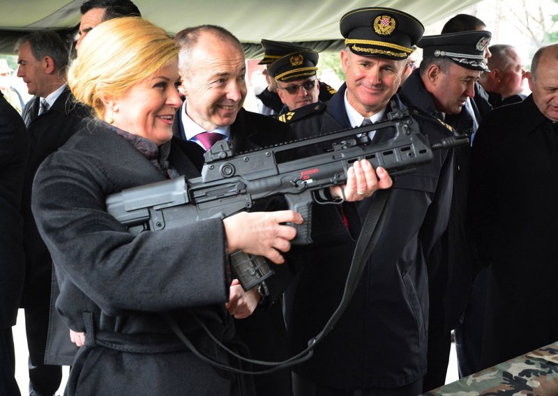 Predsjednica se uz osmijeh mašila puške i otkrila prioritete