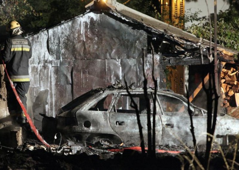 Izgorjele tri barake i Opel Astra