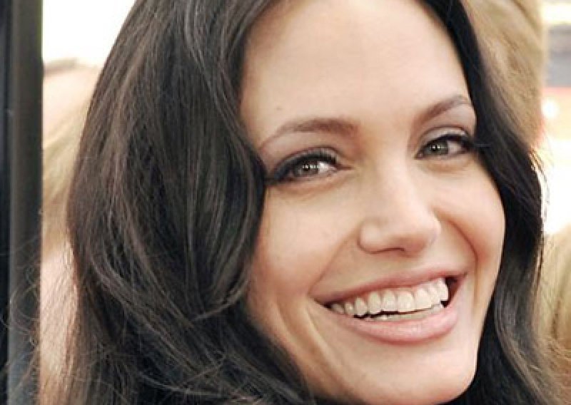 Angelina Jolie opet trudna