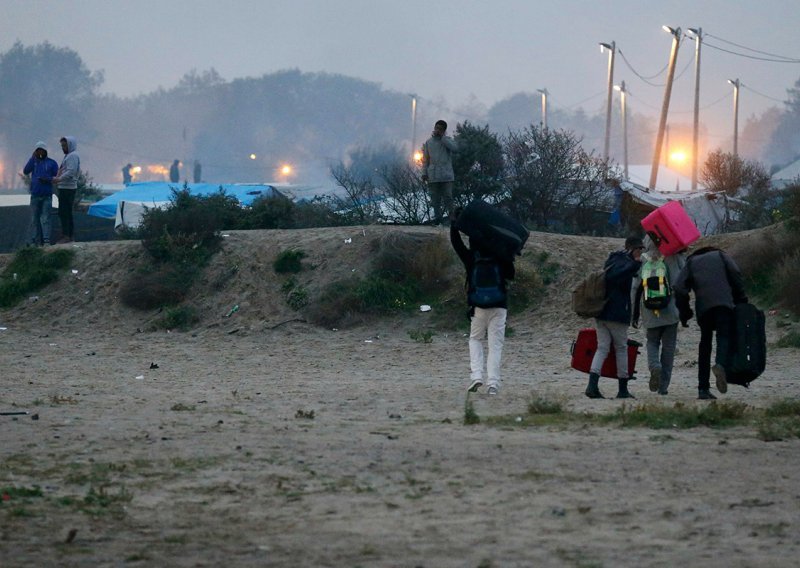 Mladi migranti preseljeni daleko od bivše 'Džungle' u Calaisu