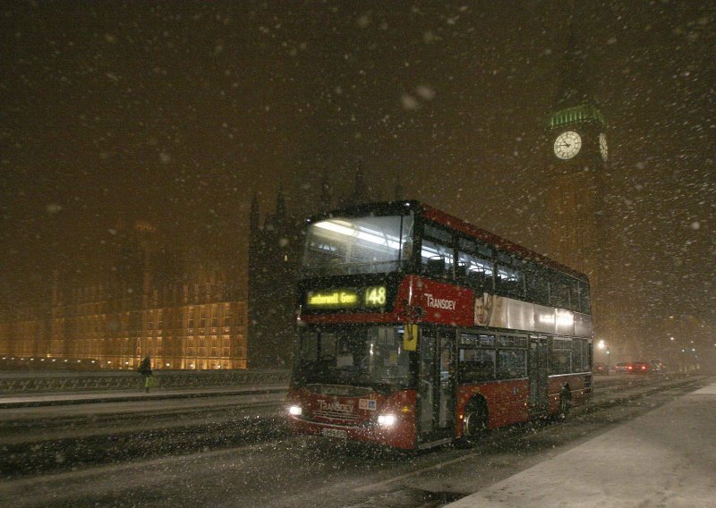 Snijeg blokirao promet u Londonu i Parizu