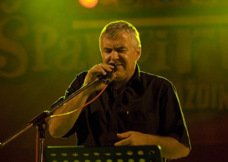 Zoranu Predinu policija prekinula koncert u Paklenici