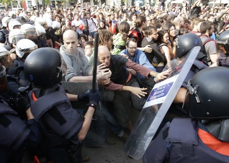 Neredi u Barceloni, stotinjak ozlijeđenih