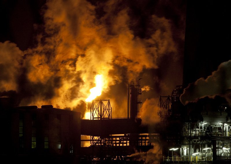'Vlada kriva za požar u rafineriji'