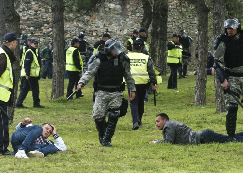 Osam ozlijeđenih u obračunu Makedonaca, Albanaca i policije