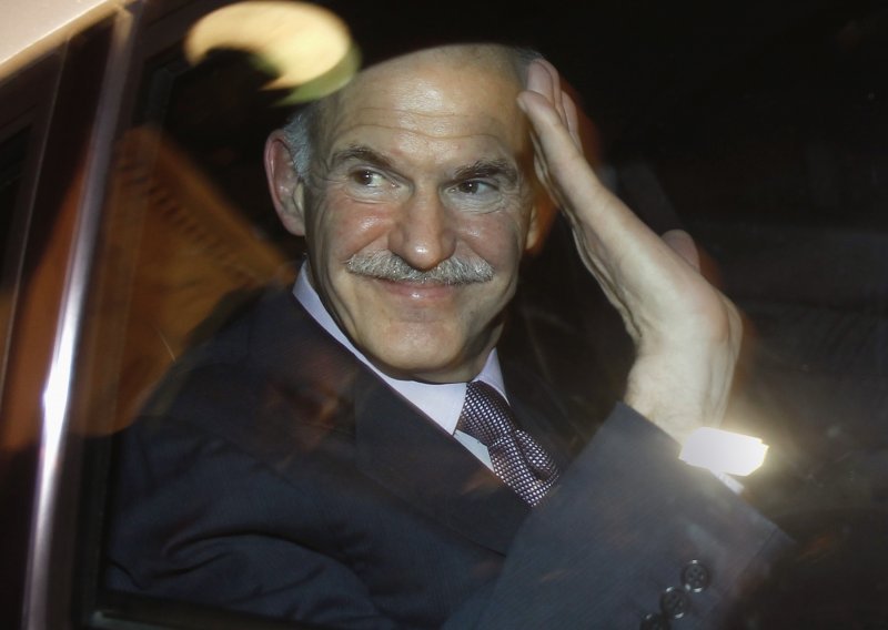 Papandreu napušta kormilo uzdignuta čela