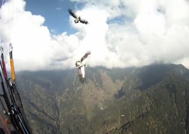 Orao oborio padobranca iznad Himalaje