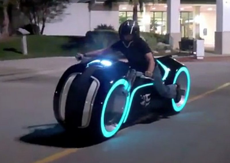 Pogledajte repliku svjetlosnog motocikla iz Trona