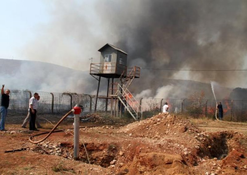 Veliki požar u Mostaru zaprijetio spremnicima plina