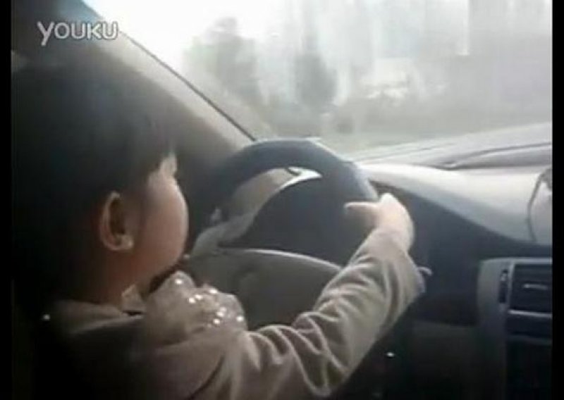 Četverogodišnjakinja pokazala kako se vozi u Kini
