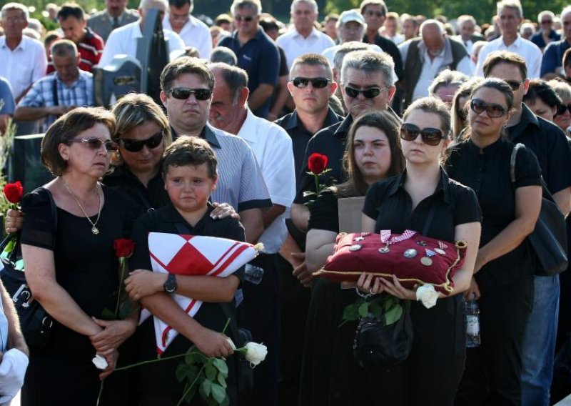 Na Brodarčevu pokopu zviždali ministru Iviću