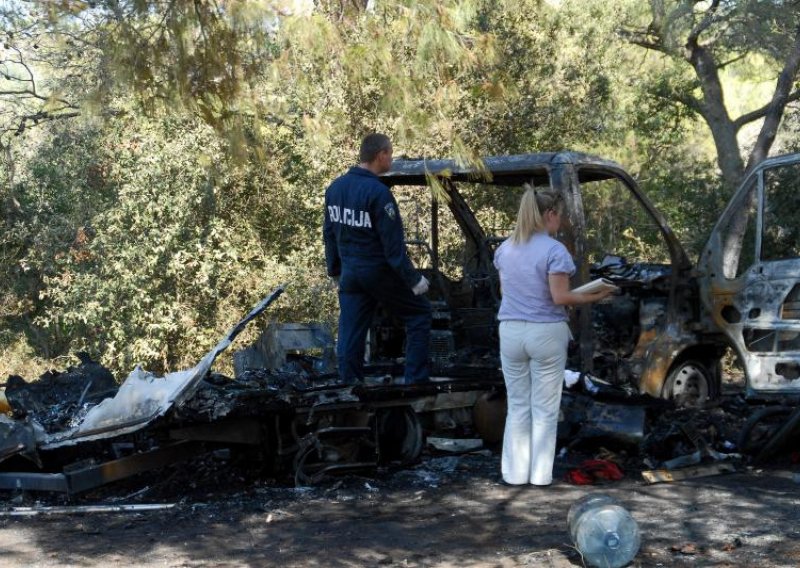 Potpuno izgorio talijanski auto-kamper i tri šatora