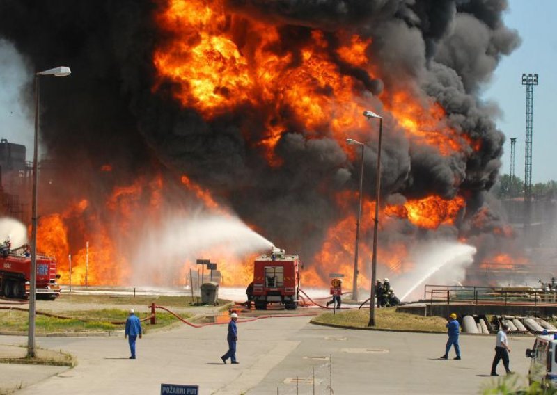 Petorica prijavljena zbog požara u Rafineriji