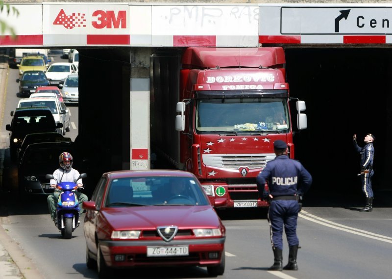 Kamion zapeo ispod nadvožnjaka u Zagrebu