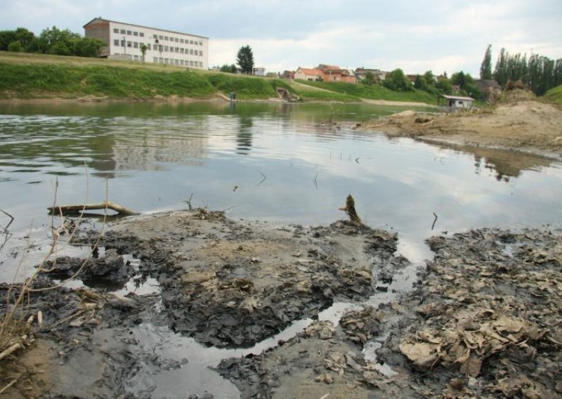 Kupa u Karlovcu zagađena naftom?