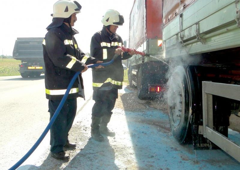 Kod granice u vožnji se zapalio kamion s prikolicom
