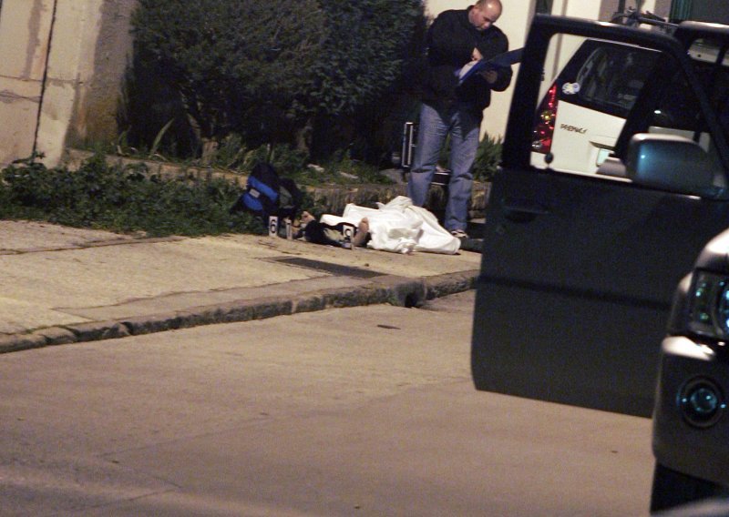 Djevojka nađena mrtva pred zgradom u Puli
