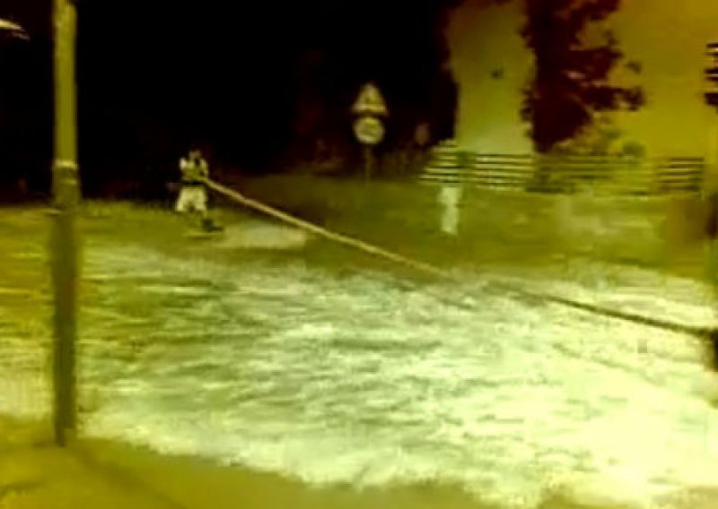Surfao poplavljenim ulicama Ljubljane