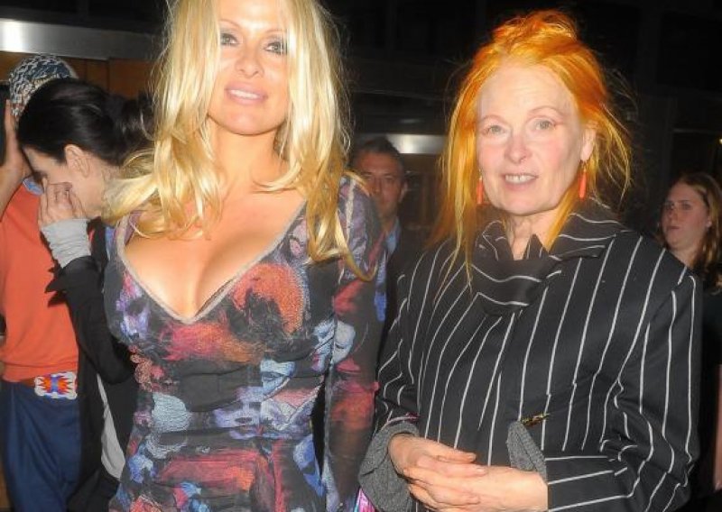 Pamela Anderson izbacila grudi