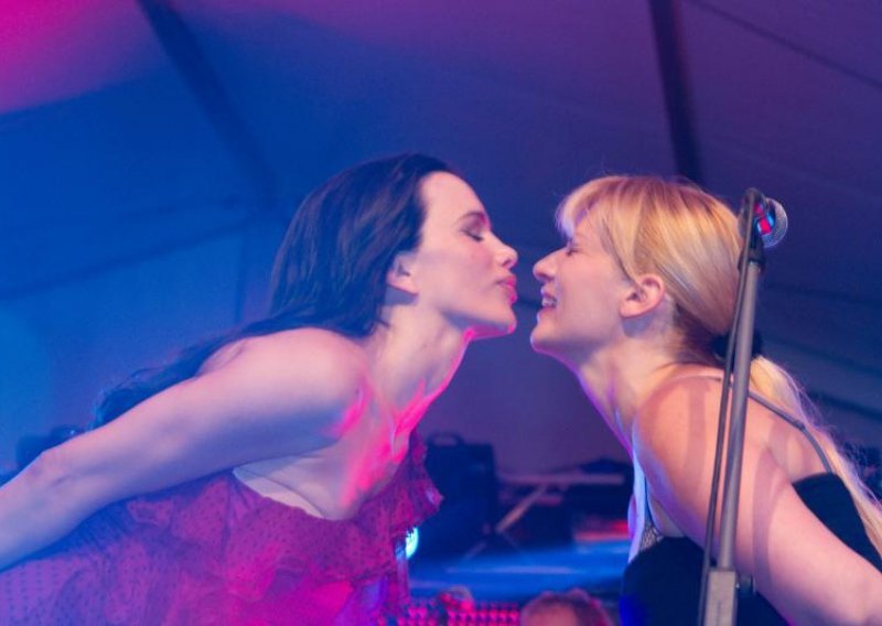 Severina poljubila prateću pjevačicu u usta