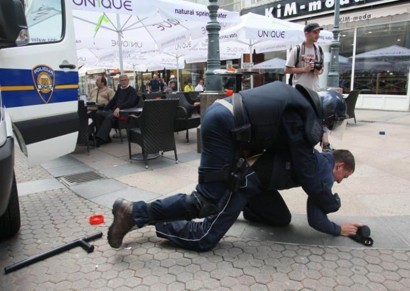 Suspendiran policajac koji je cipelario prosvjednika