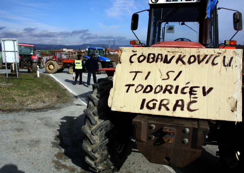 Disgruntled farmers block Garesnica-Kutina road