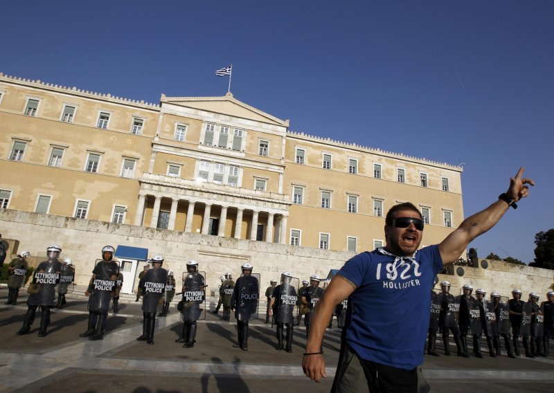 Grčka policija suzavcem po prosvjednicima