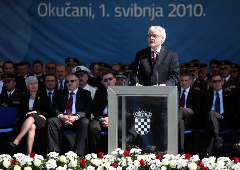U Okučanima Josipović izviždan