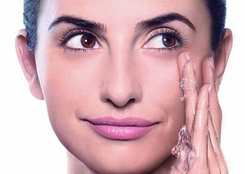 Skidanje šminke i čišćenje lica preduvjet za zdravi ten