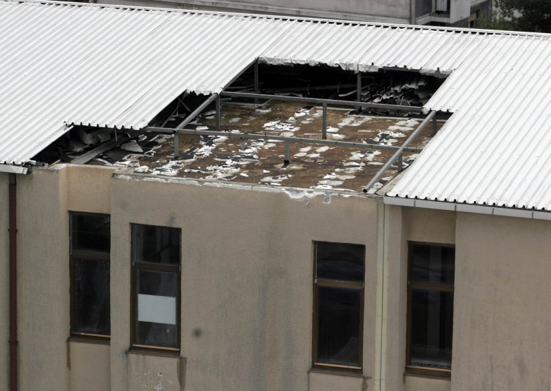 Orkanska bura otkinula komad krova škole