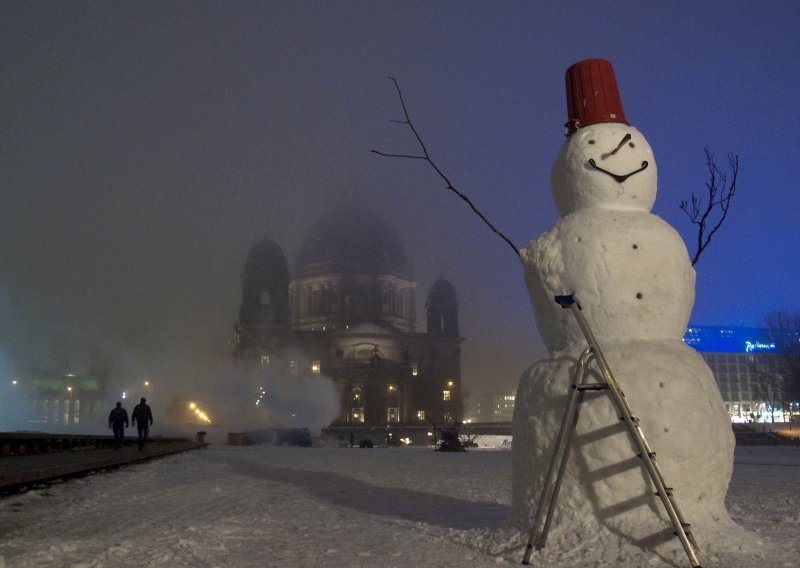 'Genijalci' napravili snjegoviće nasred ceste pa izazvali sudar