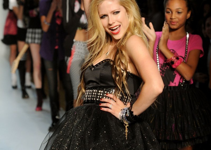 Avril muku muči s albumom zbog bivšega